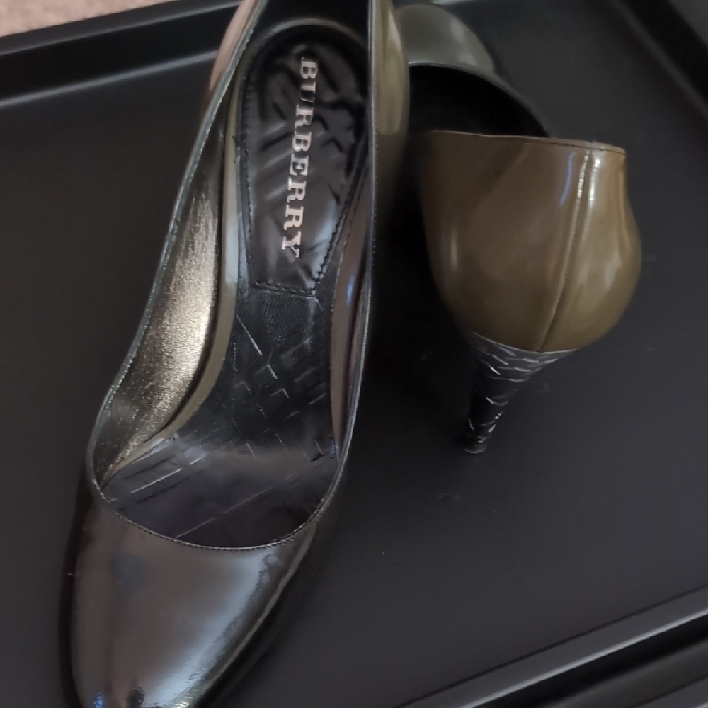 Burberry Glossy Black and Olive Heels